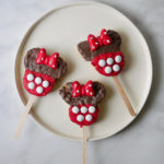 Minnie Mouse Rice Crispie Pops // magicaltreatsathome.com