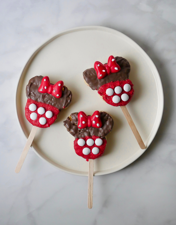 Minnie Mouse Rice Crispie Pops // magicaltreatsathome.com