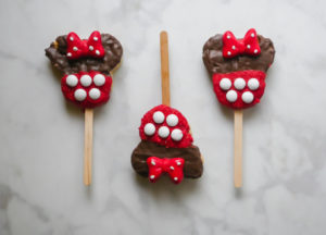 Minnie Mouse Rice Crispie Pops // magicaltreatsathome.com