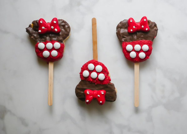 Minnie Mouse Rice Crispie Pops // magicaltreatsathome.com