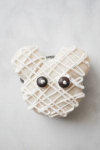 Mickey Mouse Mummy Macarons // magicaltreatsathome.com