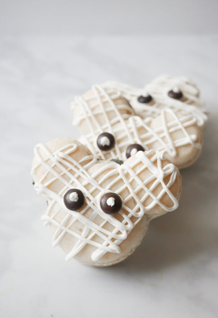 Mickey Mouse Mummy Macarons // magicaltreatsathome.com