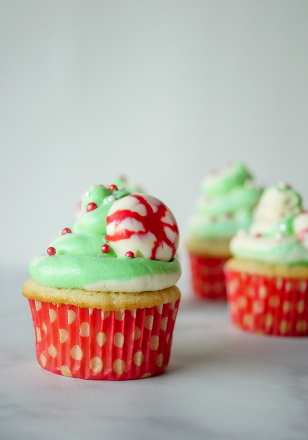 Disneyland Holiday Cupcakes 2019 // magicaltreatsathome.com