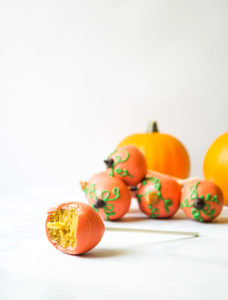 Pumpkin Spice Cake Pops // magicaltreatsathome.com