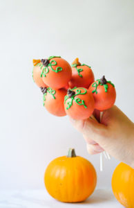 Pumpkin Spice Cake Pops // magicaltreatsathome.com