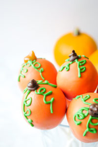 Pumpkin Spice Cake Pops // magicaltreatsathome.com