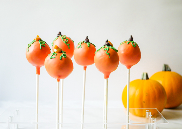 Pumpkin Spice Cake Pops // magicaltreatsathome.com