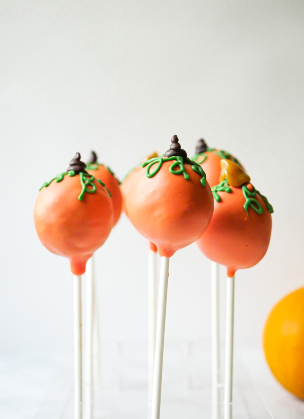 Pumpkin Spice Cake Pops // magicaltreatsathome.com