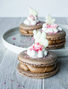 Hot Cocoa Macaron // magicaltreatsathome.com