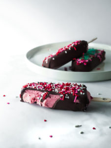 5 Minute Treats: Hand Dipped Ice Cream Bars // magicaltreatsathome.com