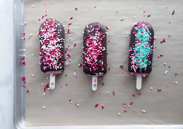 5 Minute Treats: Hand Dipped Ice Cream Bars // magicaltreatsathome.com