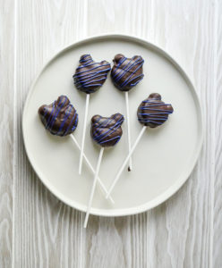 Mickey Mouse Chocolate Cake Pop // magicaltreatsathome.com