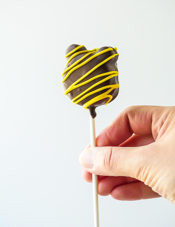 Mickey Mouse Vanilla Cake Pop // magicaltreatsathome.com