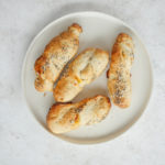 Cheddar Garlic Bagel Twists // magicaltreatsathome.com