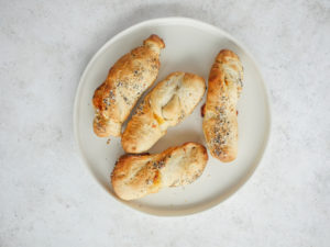 Cheddar Garlic Bagel Twists // magicaltreatsathome.com