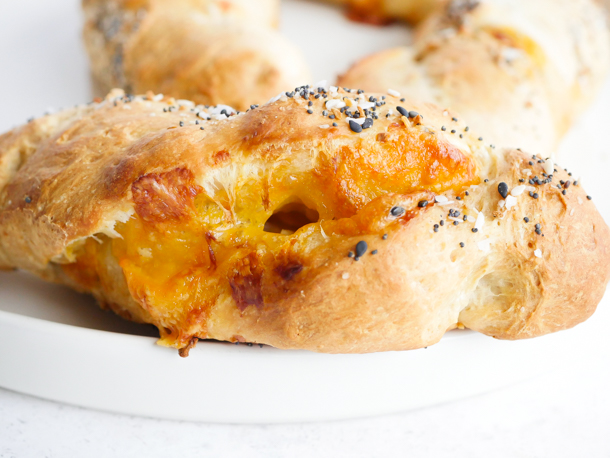 Cheddar Garlic Bagel Twists // magicaltreatsathome.com