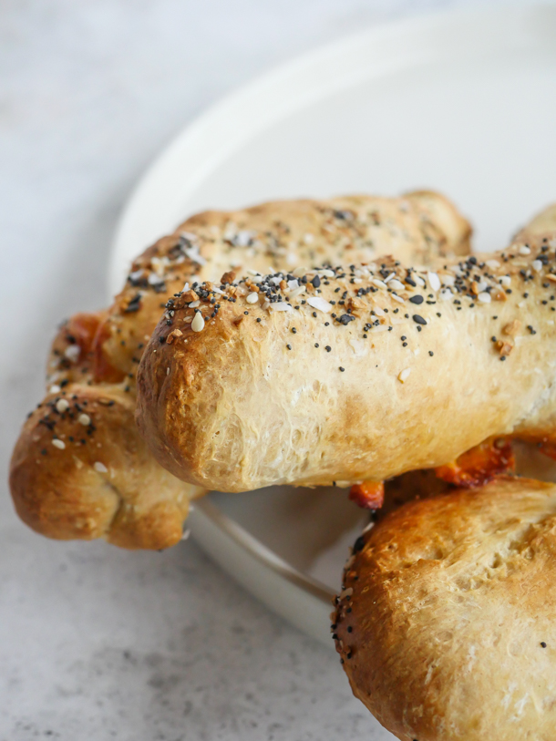 Cheddar Garlic Bagel Twists // magicaltreatsathome.com