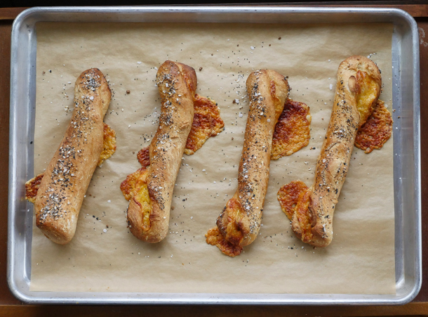 Cheddar Garlic Bagel Twists // magicaltreatsathome.com