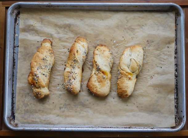 Cheddar Garlic Bagel Twists // magicaltreatsathome.com