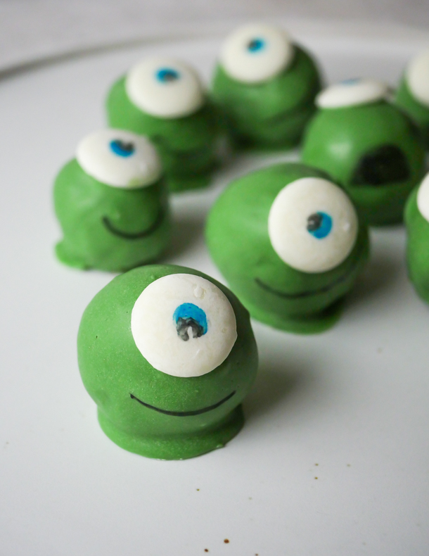 Disney Inspired: Mike Wazowski Cake Balls // magicaltreatsathome.com