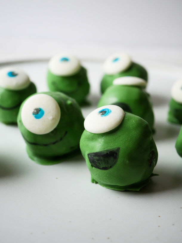 Disney Inspired: Mike Wazowski Cake Balls // magicaltreatsathome.com