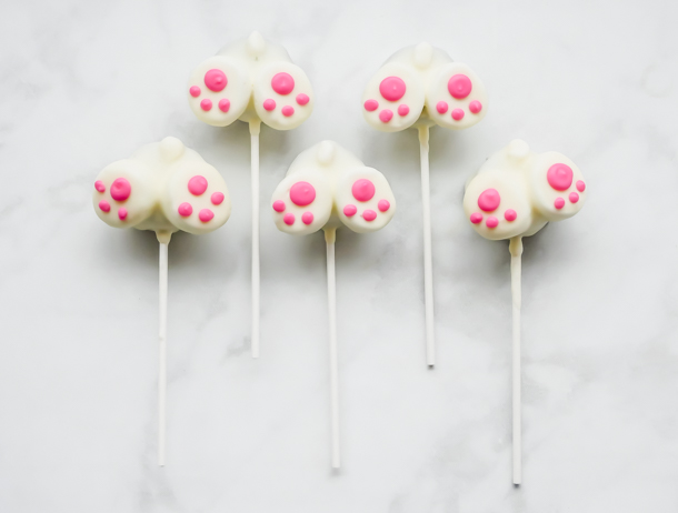 Bunny Butt Cake Pops // magicaltreatsathome.com