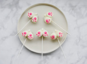 Bunny Butt Cake Pops // magicaltreatsathome.com