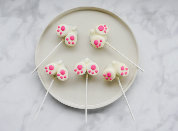 Bunny Butt Cake Pops // magicaltreatsathome.com