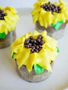 African Sunshine Sunflower Cupcake // magicaltreatsathome.com