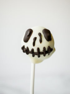 Jack Skellington Cake Pops // magicaltreatsathome.com