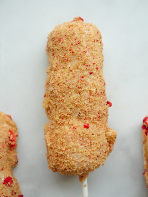 Strawberry Shortcake Marshmallow Wands // magicaltreatsathome.com