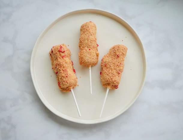 Strawberry Shortcake Marshmallow Wands // magicaltreatsathome.com