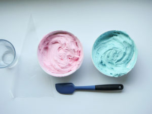 Make it Pink! Make it Blue! Frosting demo // magicaltreatsathome.com