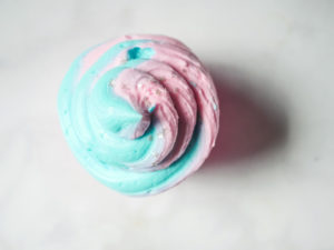 Make it Pink! Make it Blue! Frosting demo // magicaltreatsathome.com