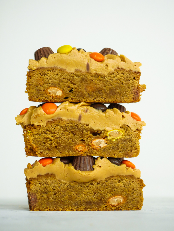 Peanut Butter Blondie for peanut butter lovers // magicaltreatsathome.com