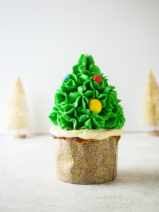 Christmas Tree Cupcakes // magicaltreatsathome.com