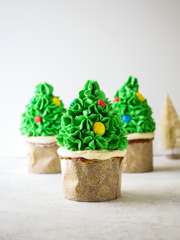 Christmas Tree Cupcakes // magicaltreatsathome.com