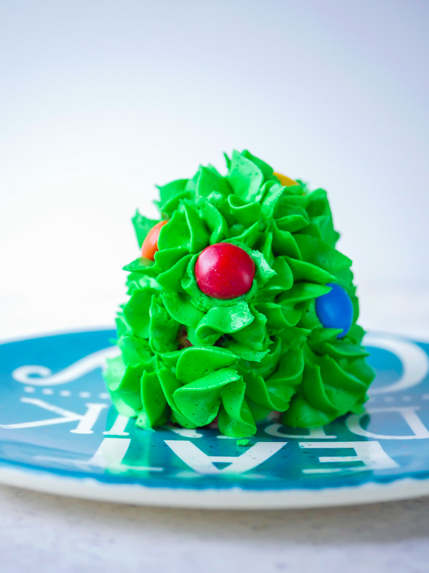 Christmas Tree Cupcakes // magicaltreatsathome.com