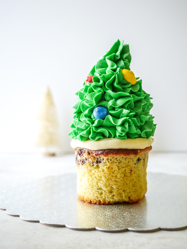 Christmas Tree Cupcakes // magicaltreatsathome.com